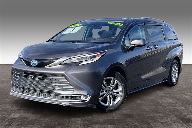 2023 Toyota Sienna Platinum's photo