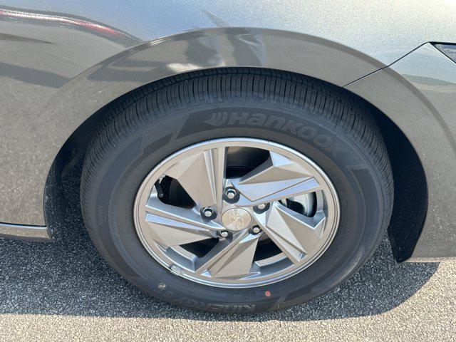 2025 Hyundai Elantra SE photo 12