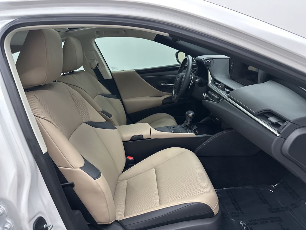 2021 Lexus ES 300h photo 25