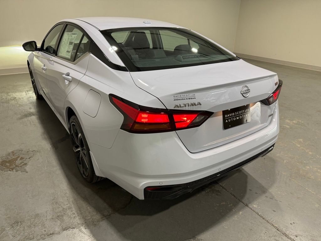 2025 Nissan Altima SR photo 5