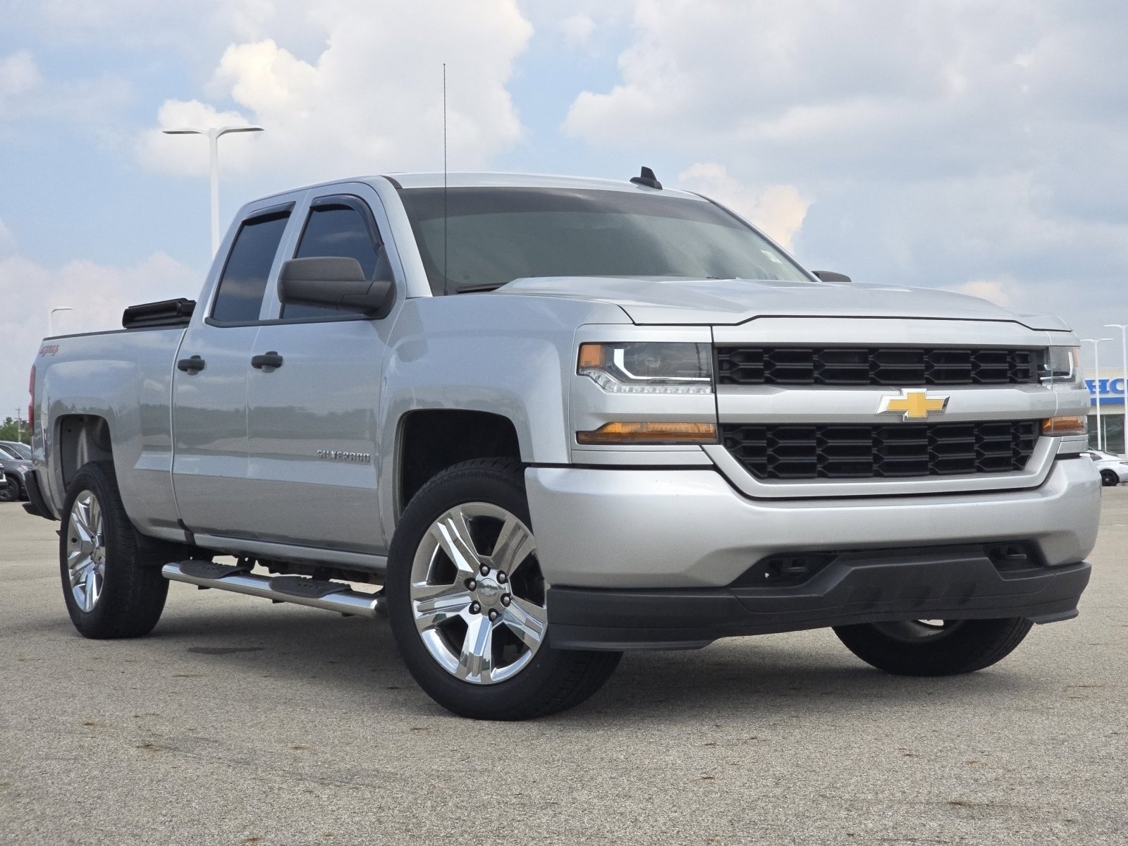 2018 Chevrolet Silverado 1500 Custom photo 2