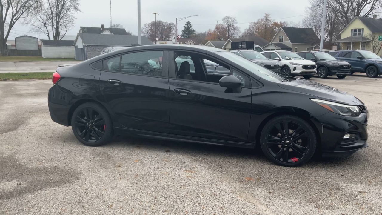 2018 Chevrolet Cruze LT photo 2