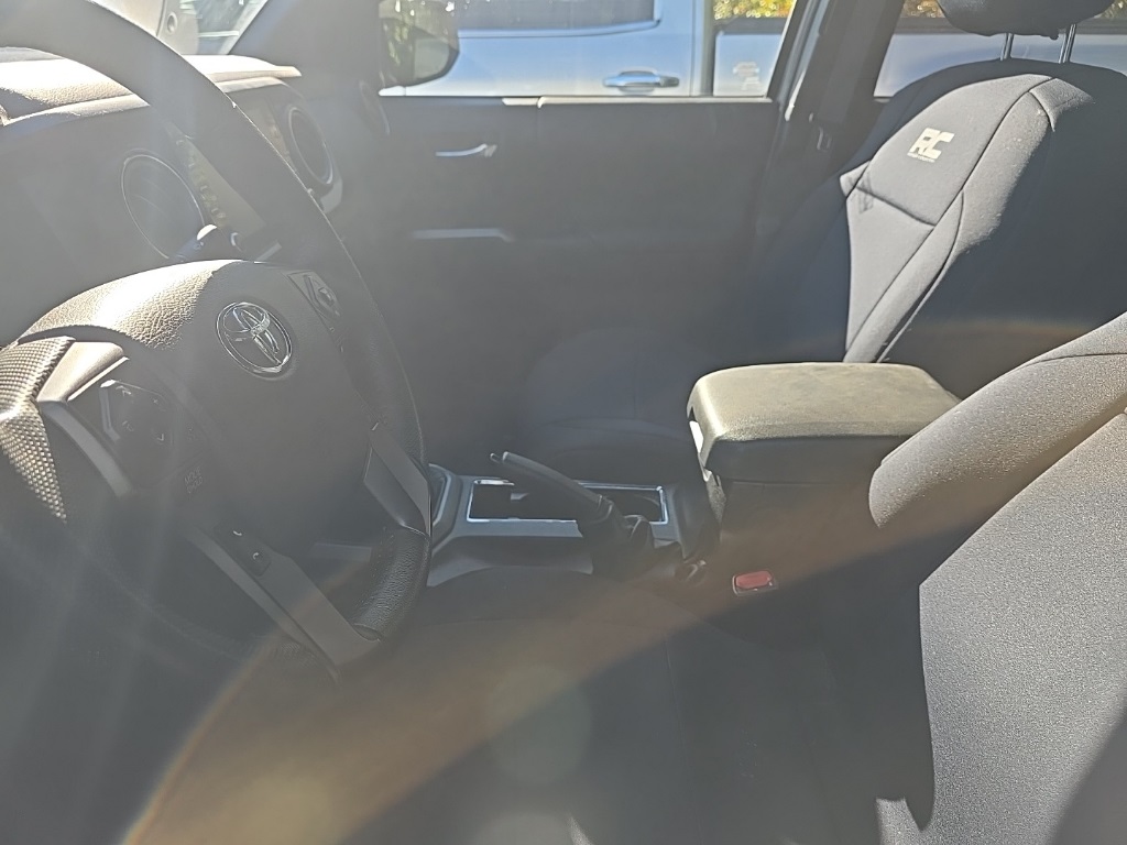 2022 Toyota Tacoma TRD Off-Road photo 2