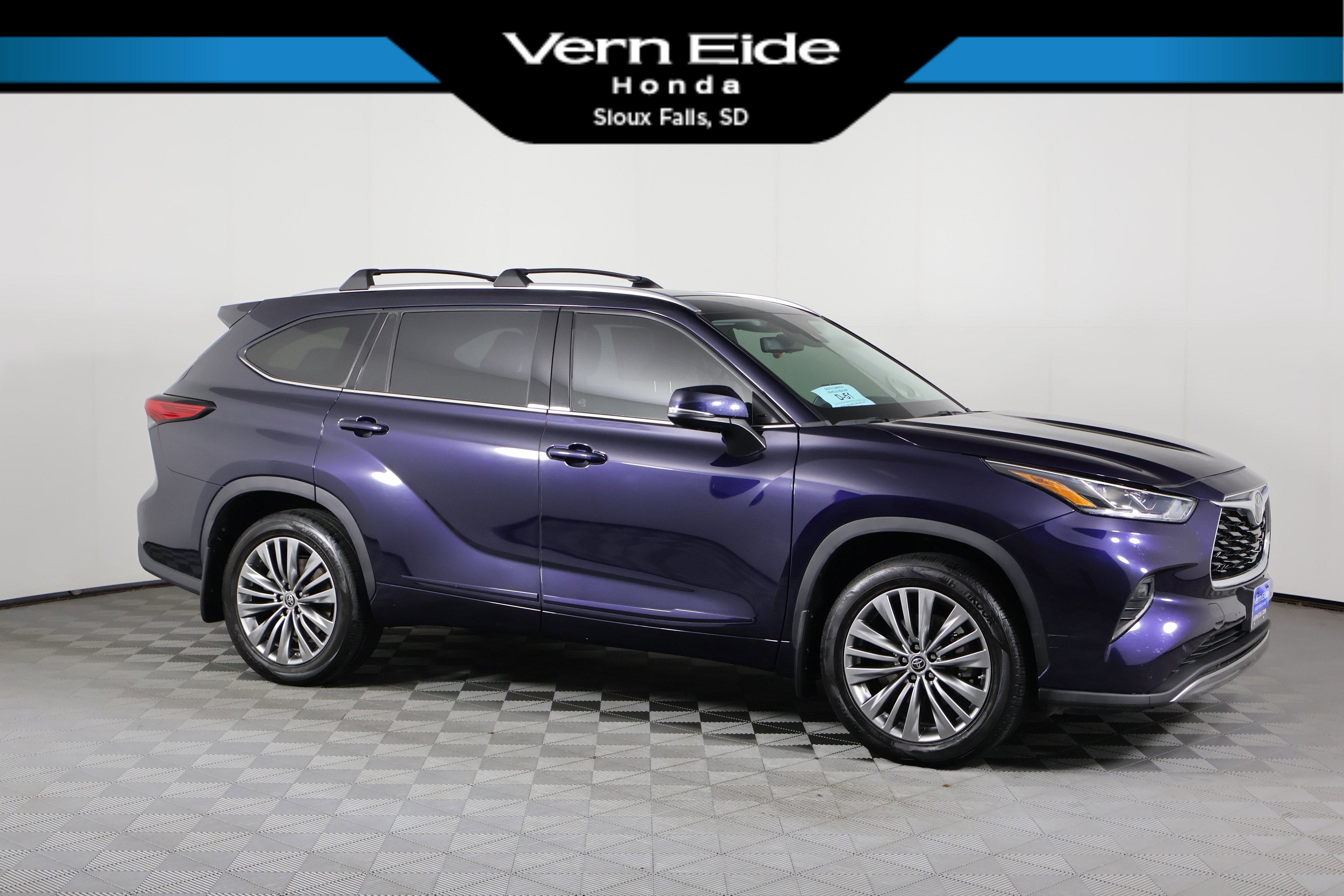 2021 Toyota Highlander Platinum's photo