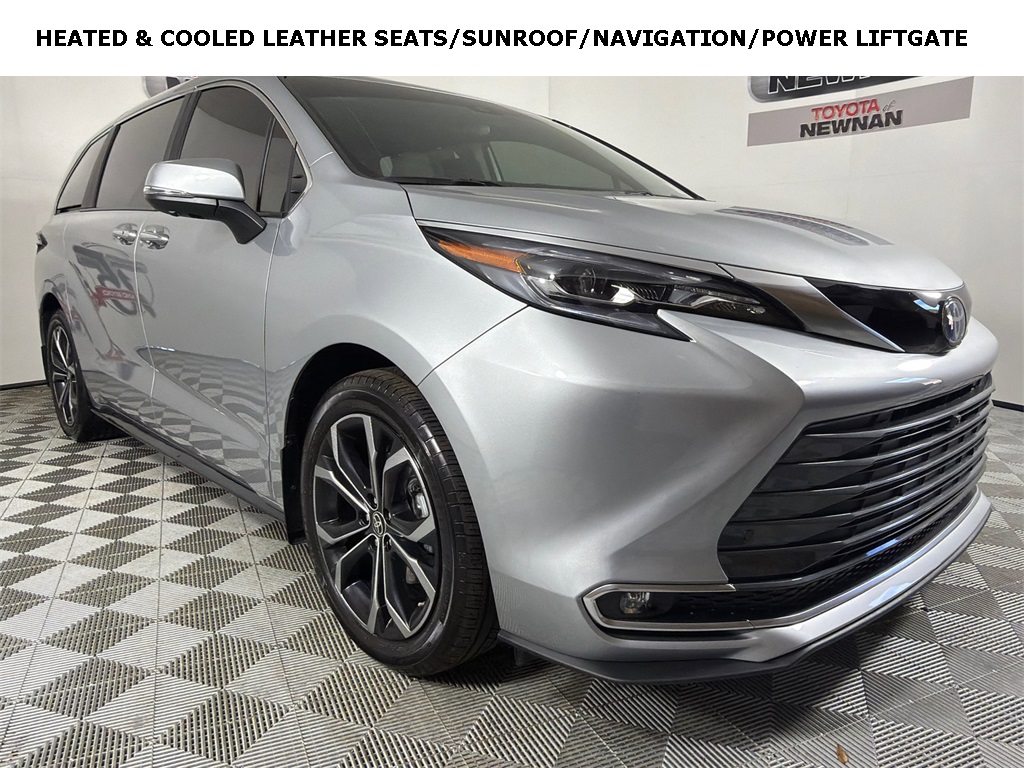 2025 Toyota Sienna Platinum's photo