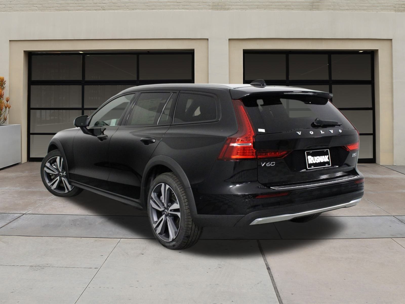 2026 Volvo V60 Cross Country B5 Plus photo 3