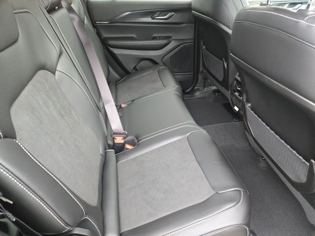 2025 Jeep Grand Cherokee Laredo Altitude photo 4