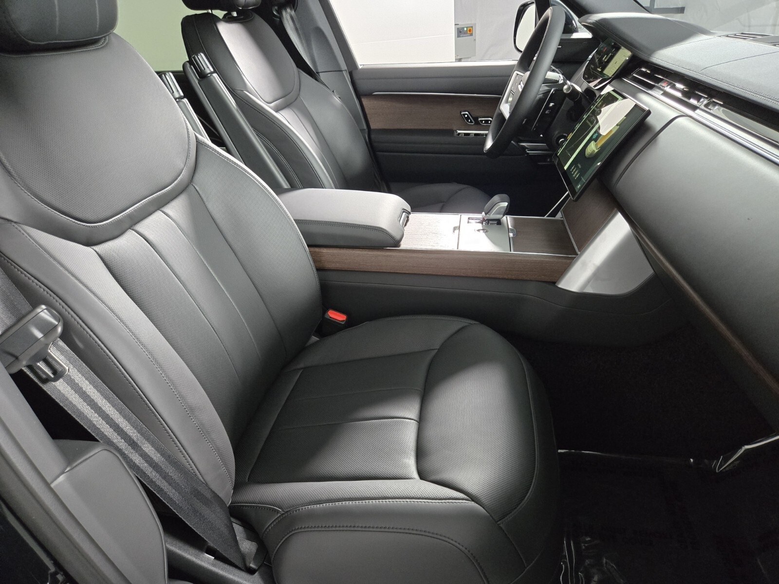 2025 Land Rover Range Rover SE photo 2