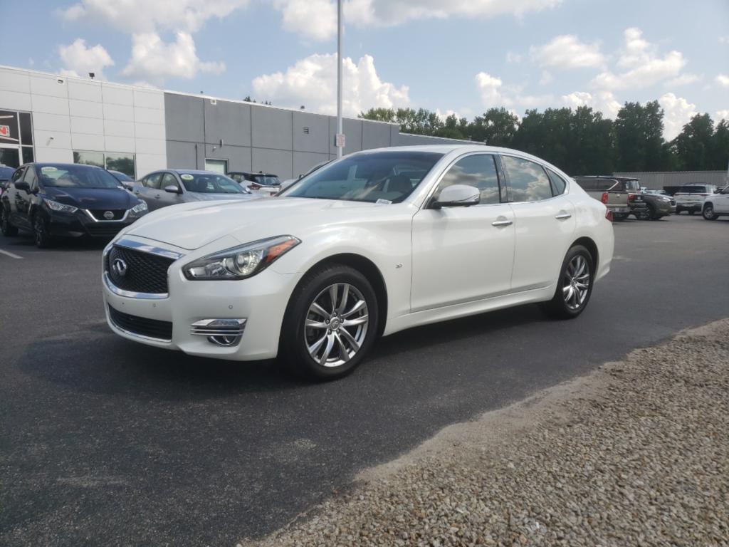 2019 Infiniti Q70 photo 2