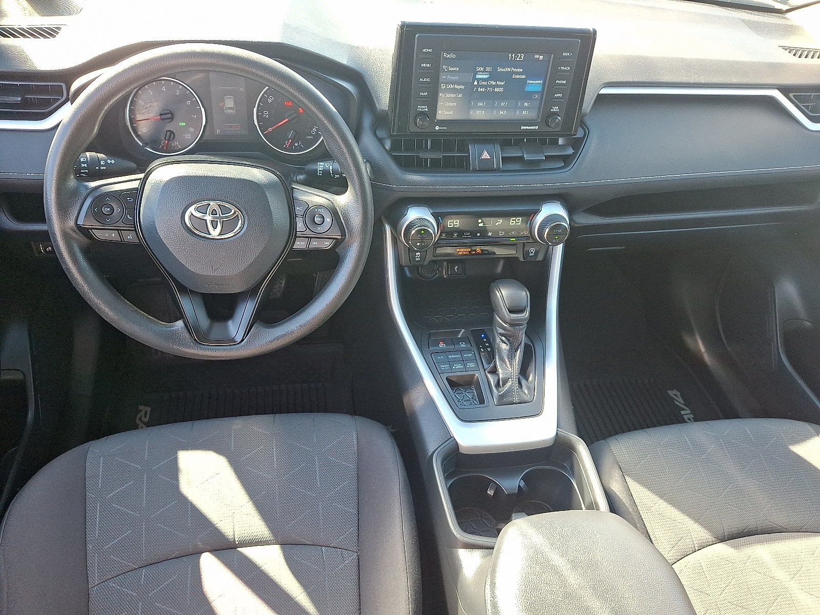 2020 Toyota RAV4 XLE photo 11