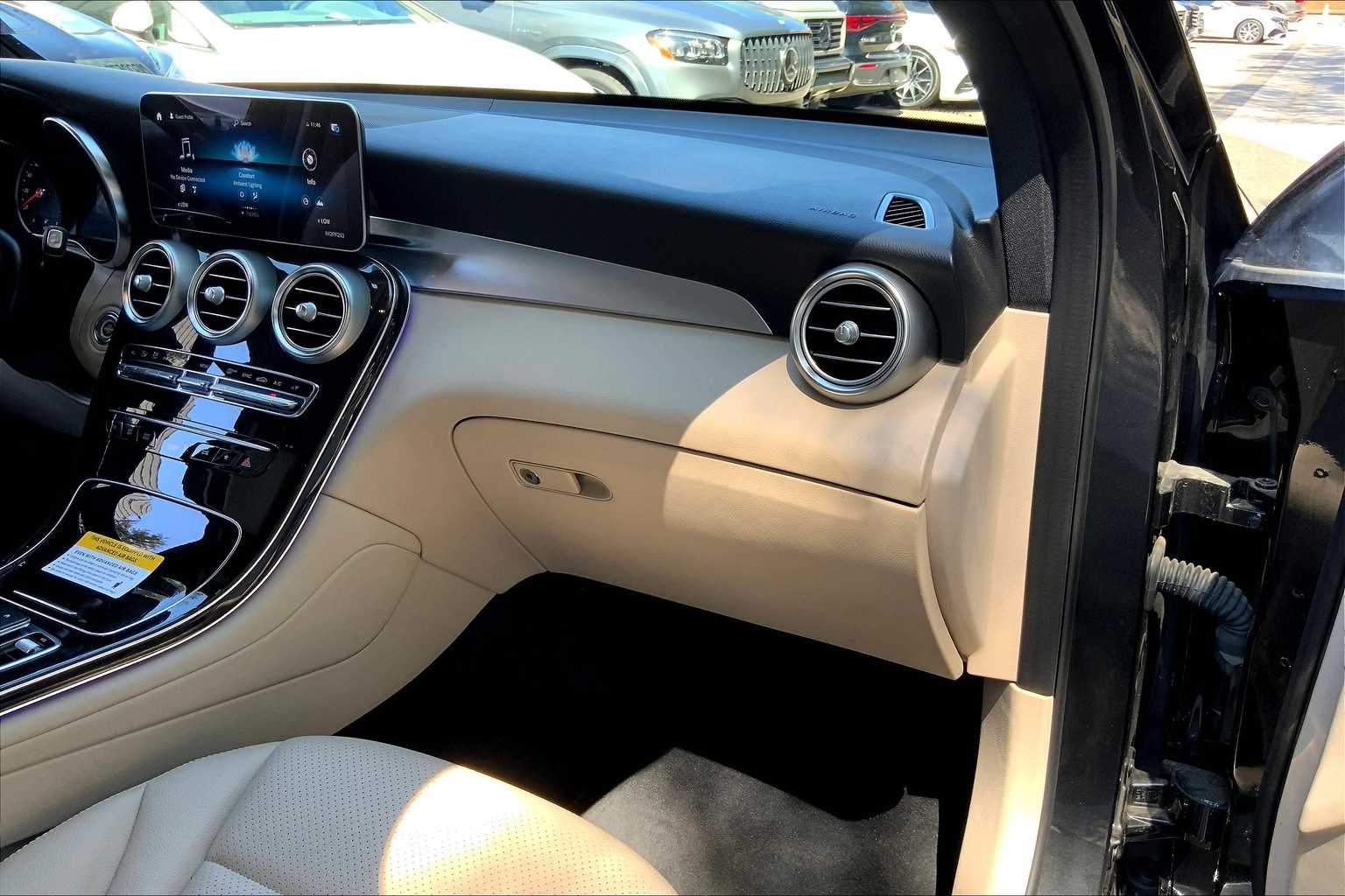 2021 Mercedes Benz GLC 300 photo 17