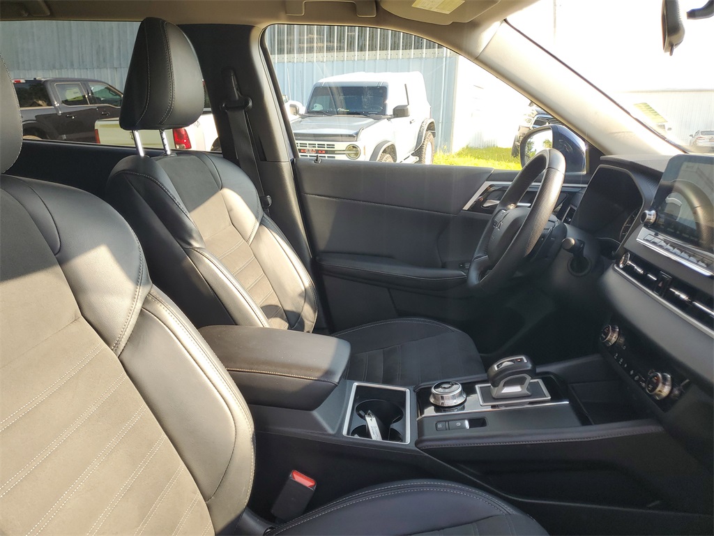 2024 Mitsubishi Outlander SE photo 38