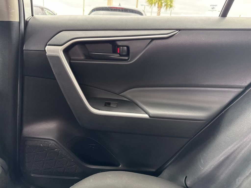 2022 Toyota RAV4 LE photo 14