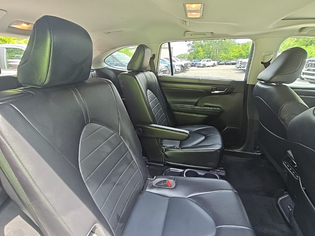 2022 Toyota Highlander XLE photo 14
