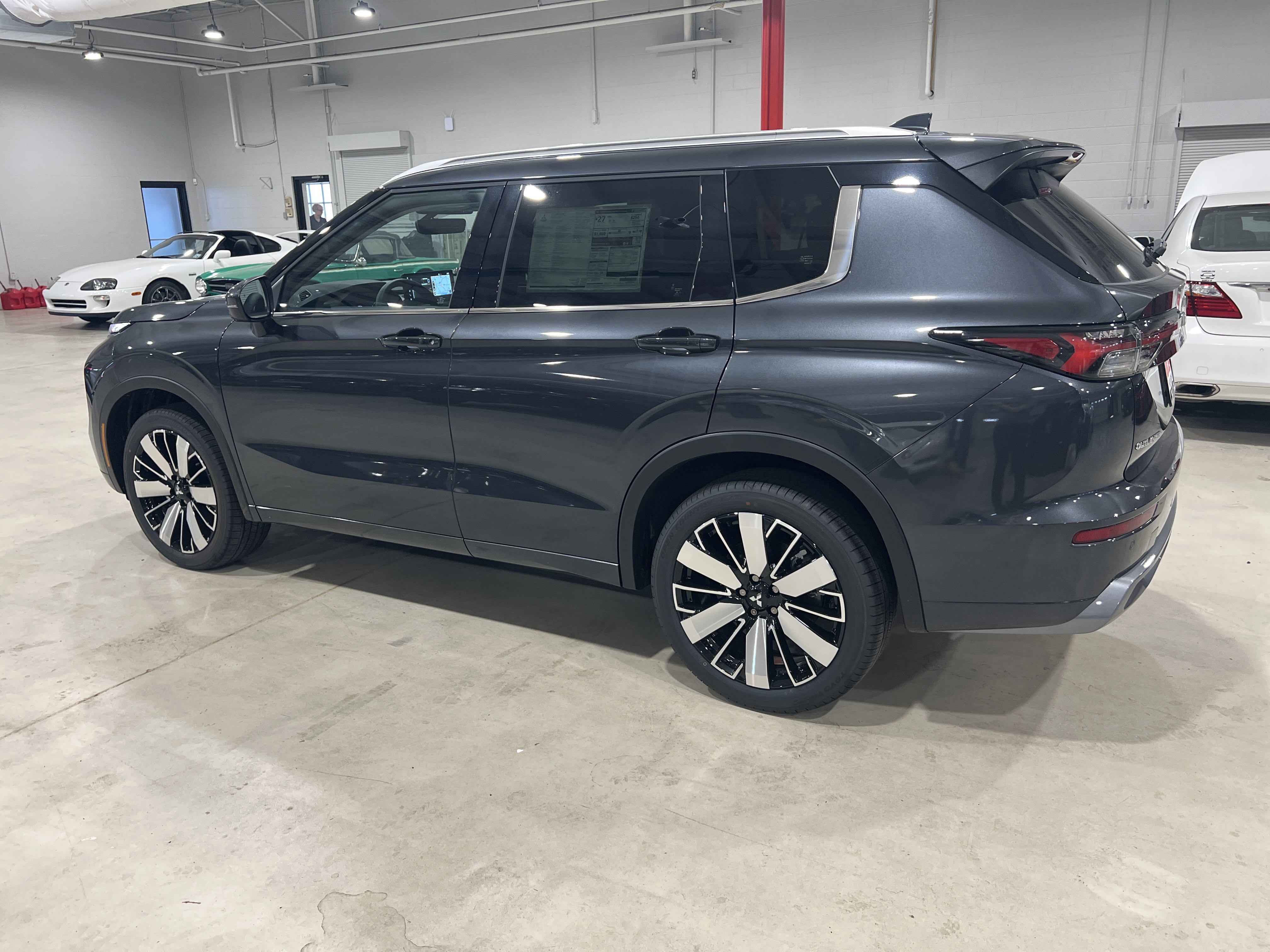2025 Mitsubishi Outlander SEL photo 3
