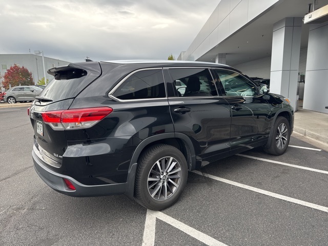 2017 Toyota Highlander XLE photo 2