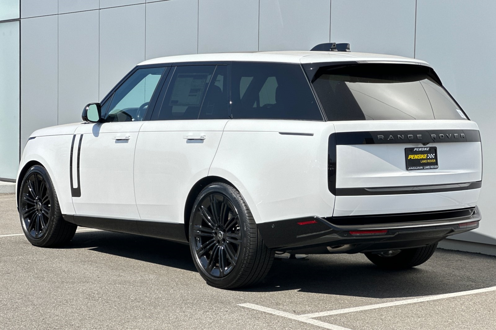 2025 Land Rover Range Rover SE photo 3