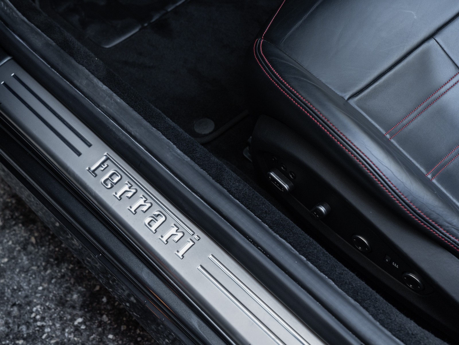 2015 Ferrari California T photo 34