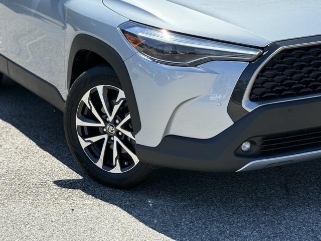 2024 Toyota Corolla Cross XLE photo 6