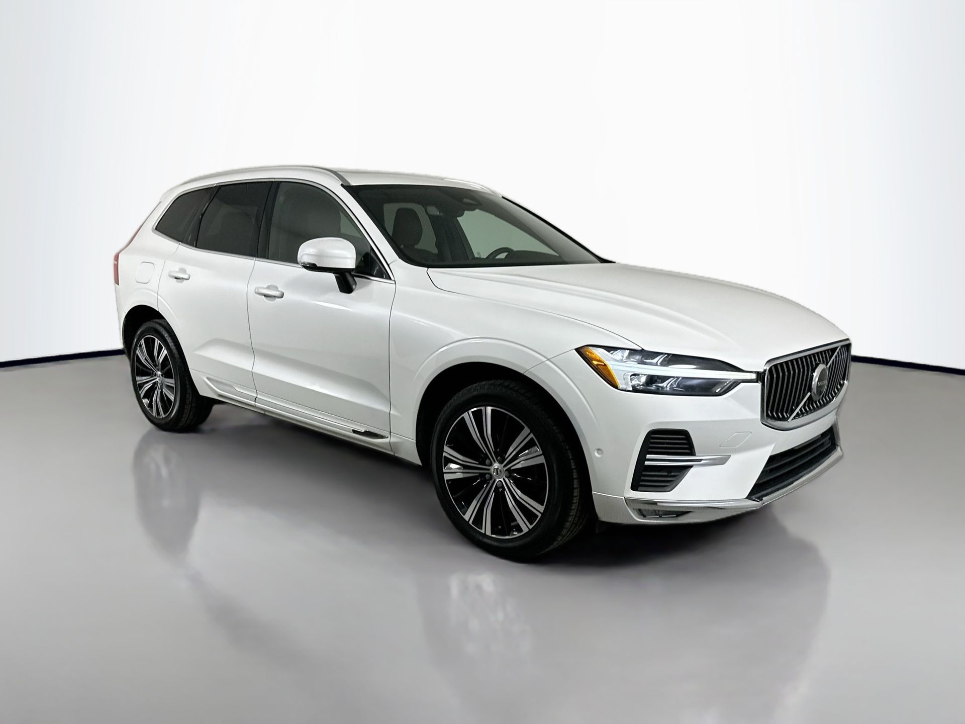 2023 Volvo XC60 B5 Plus photo 3