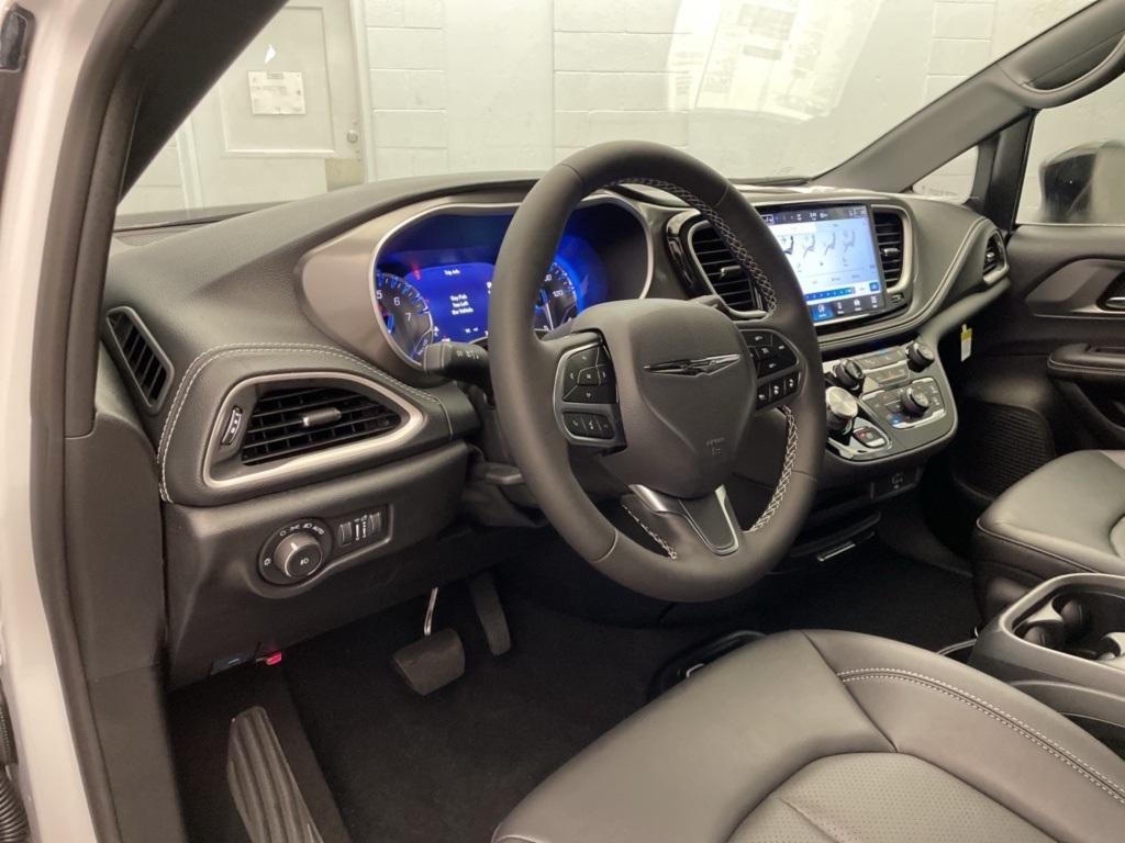 2026 Chrysler Pacifica photo 8