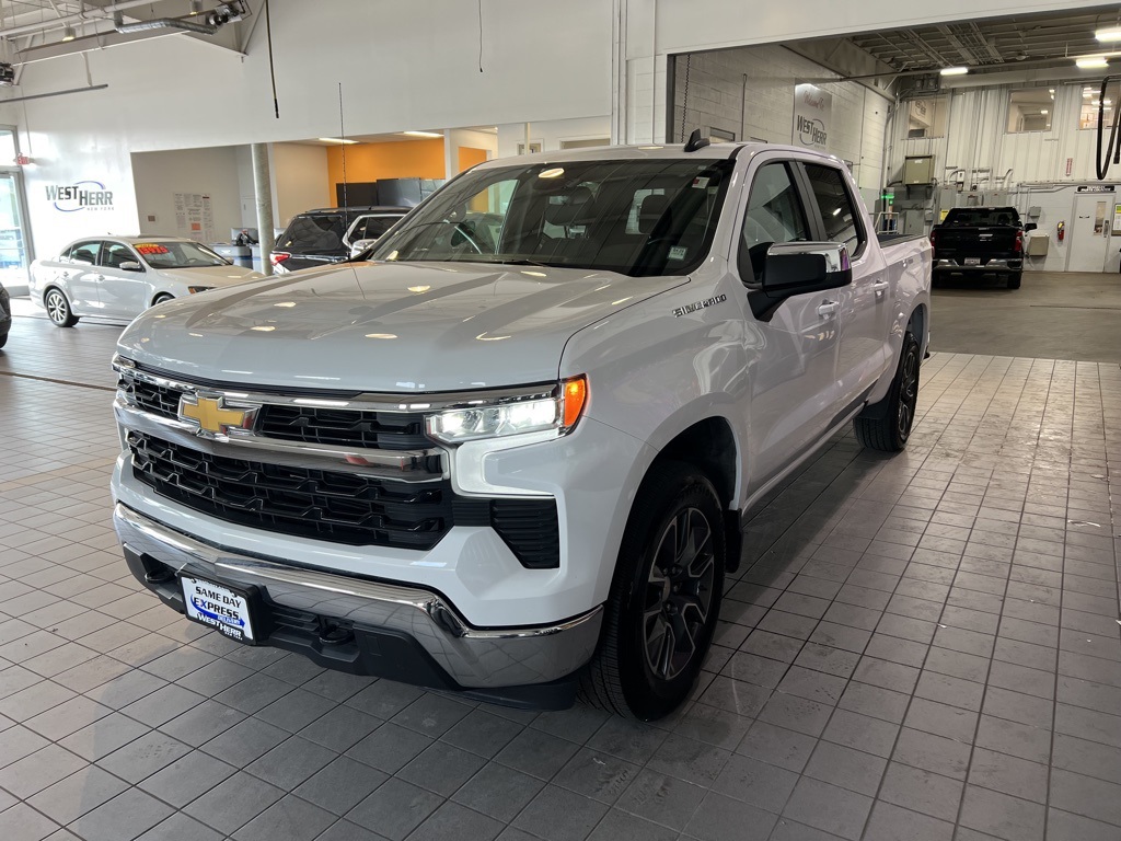 2024 Chevrolet Silverado 1500 LT photo 2