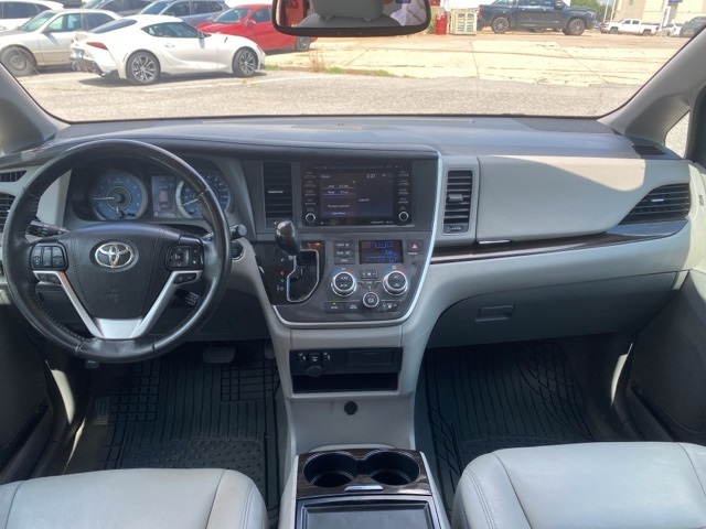 2020 Toyota Sienna XLE photo 16