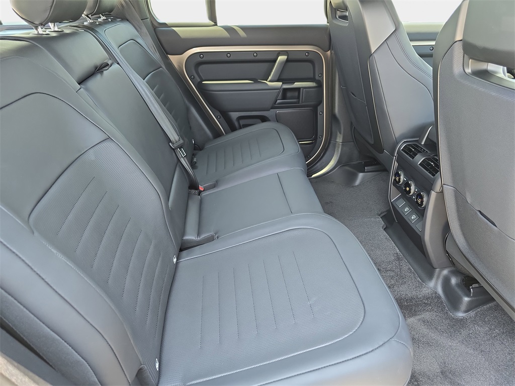 2025 Land Rover Defender 110 V8 photo 11