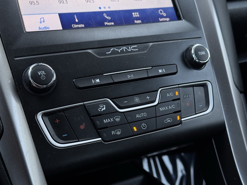 2020 Ford Fusion SEL photo 27