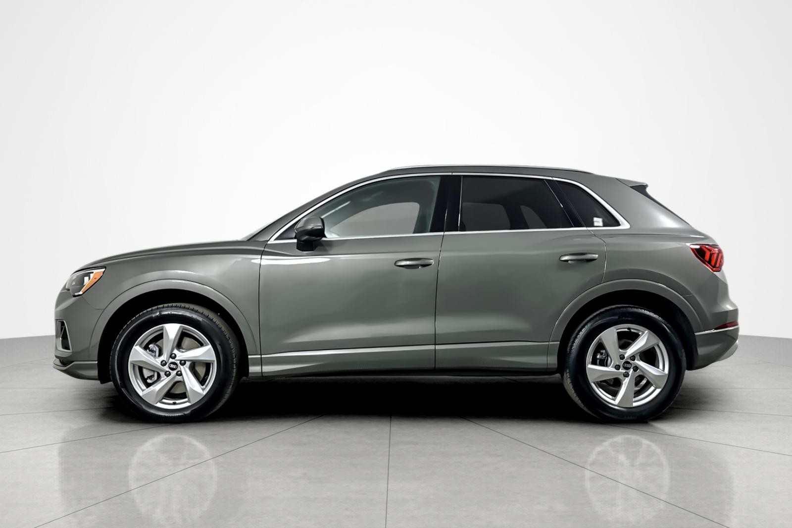 2022 Audi Q3 Premium 40 TFSI photo 2