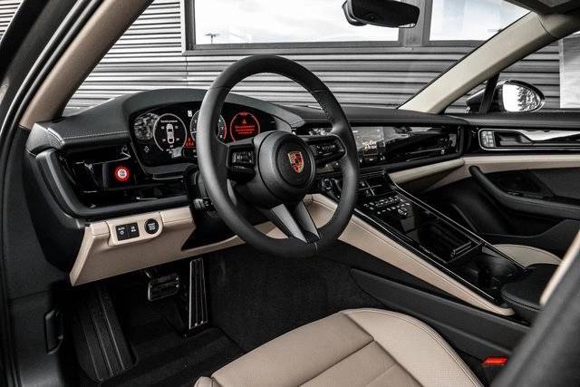 2025 Porsche Panamera 4 photo 4