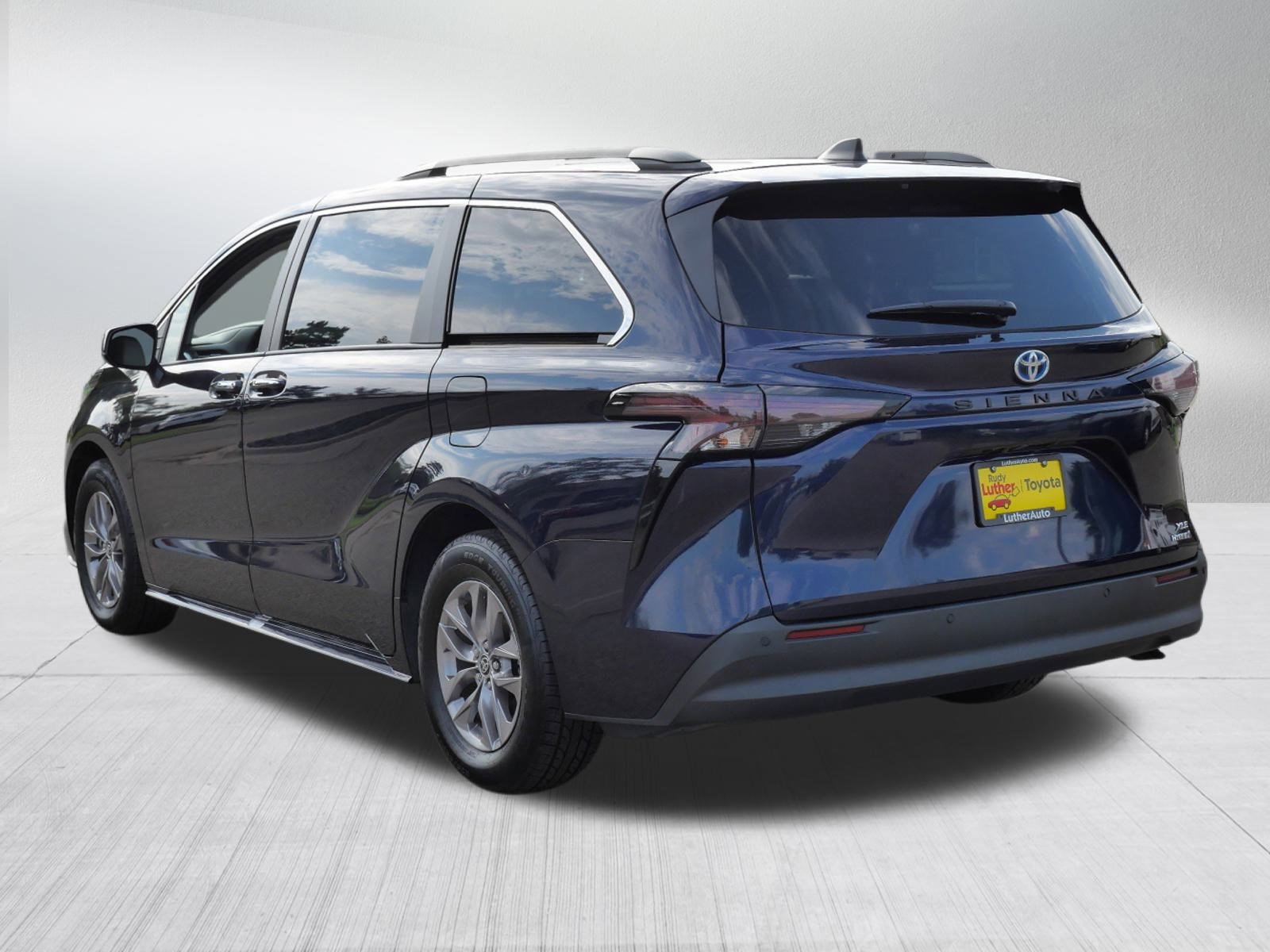 2023 Toyota Sienna XLE photo 3