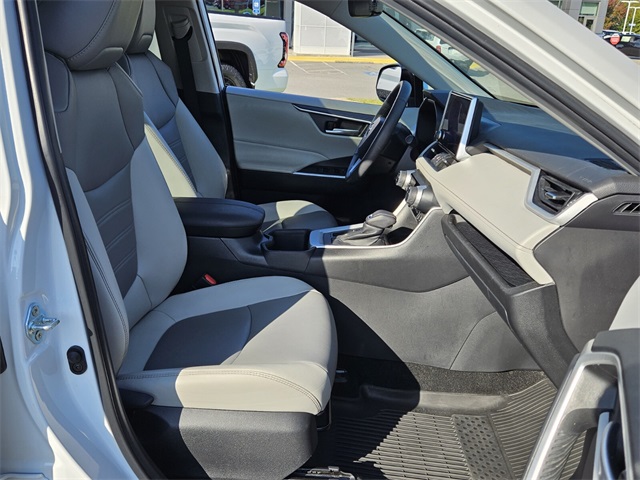 2023 Toyota RAV4 XLE Premium photo 18