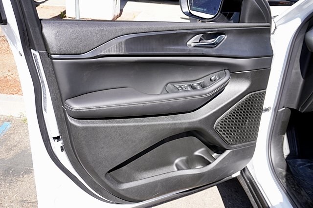 New 2024 Bright White Clear-Coat Exterior Paint Jeep Laredo image 26