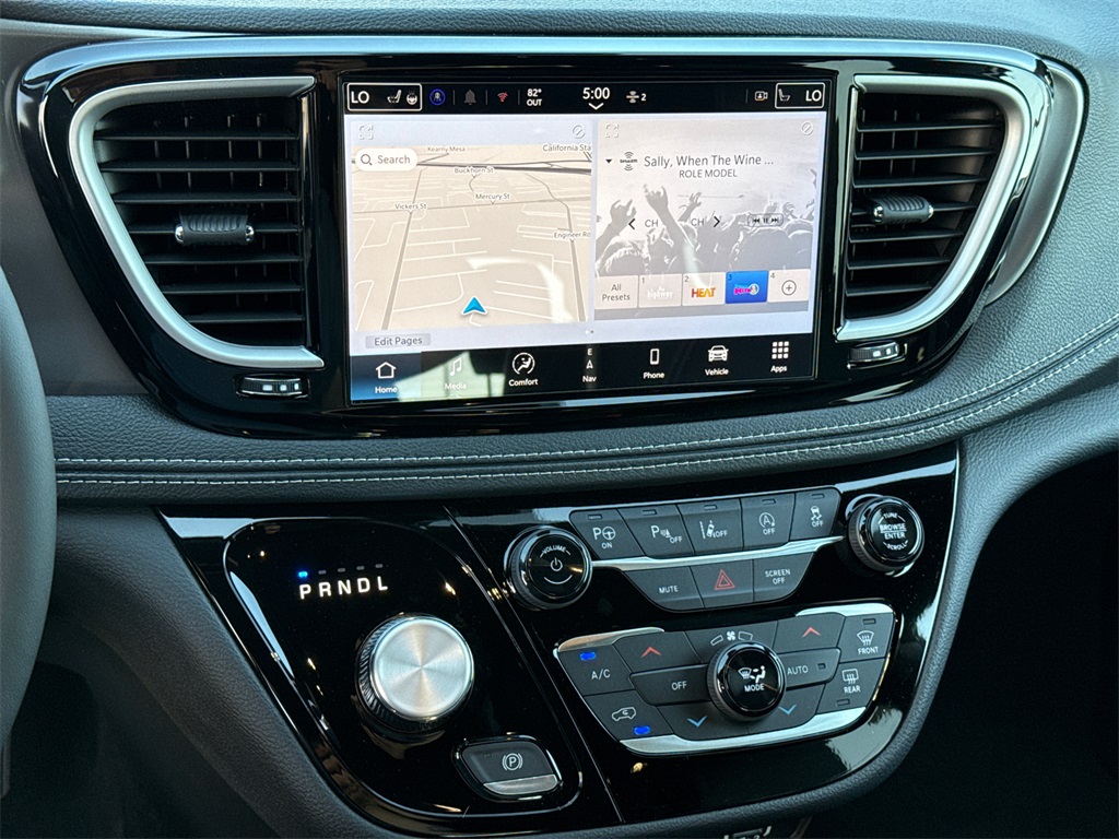2025 Chrysler Pacifica photo 28