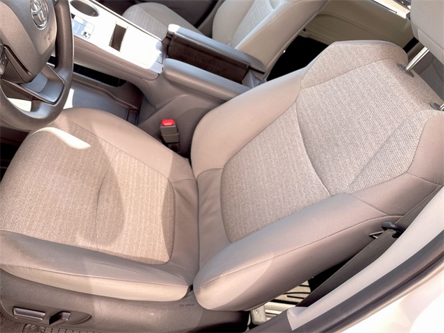 2024 Toyota Sienna LE photo 4