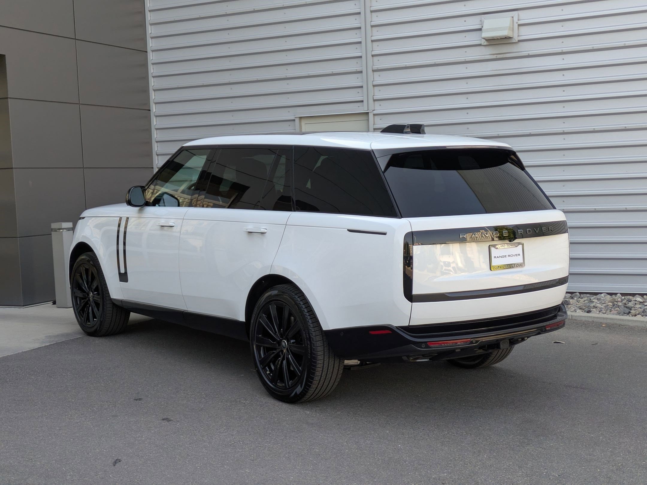 2025 Land Rover Range Rover SE photo 3