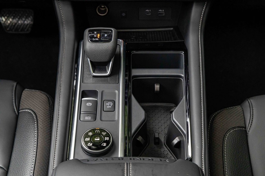 2025 Nissan Pathfinder SL photo 7