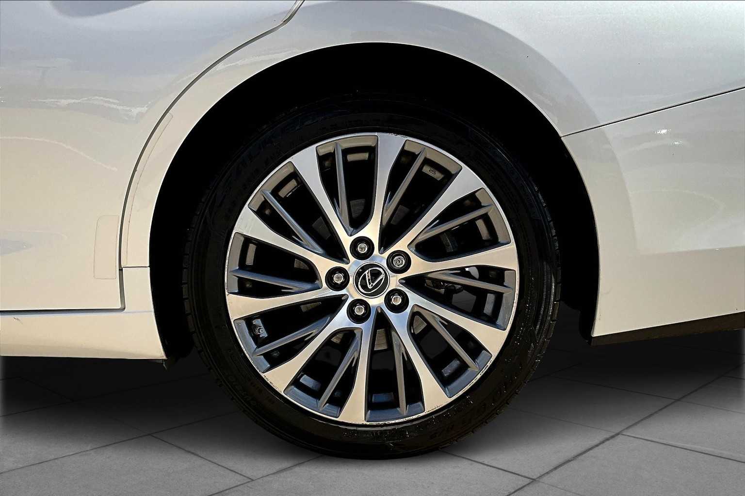 2020 Lexus ES 350 Luxury photo 9