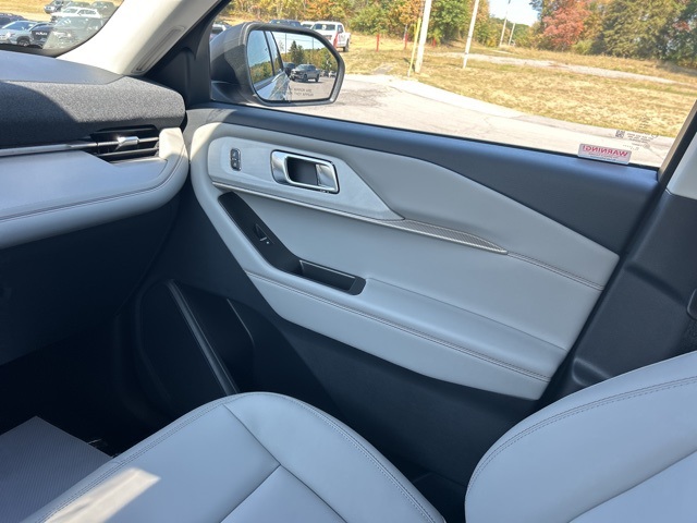 2025 Ford Explorer photo 28