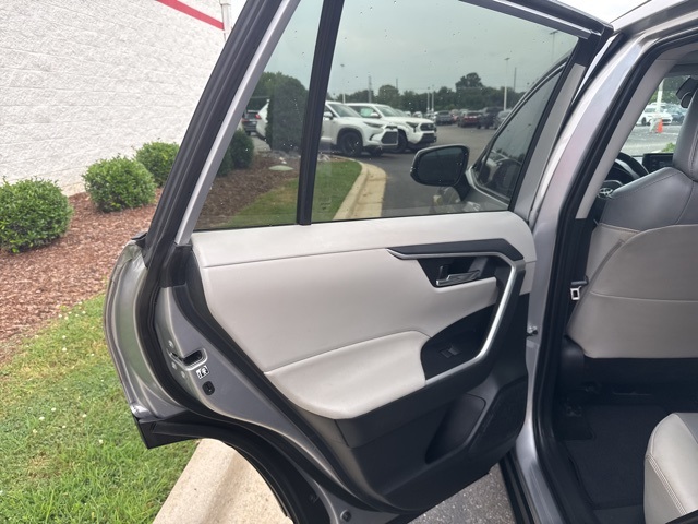 2019 Toyota RAV4 XLE Premium photo 9