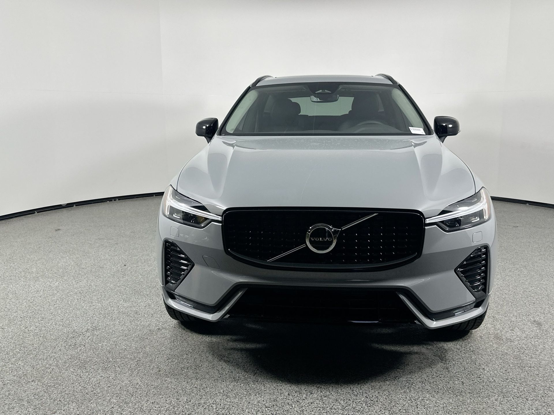 2025 Volvo XC60 B5 Core photo 2