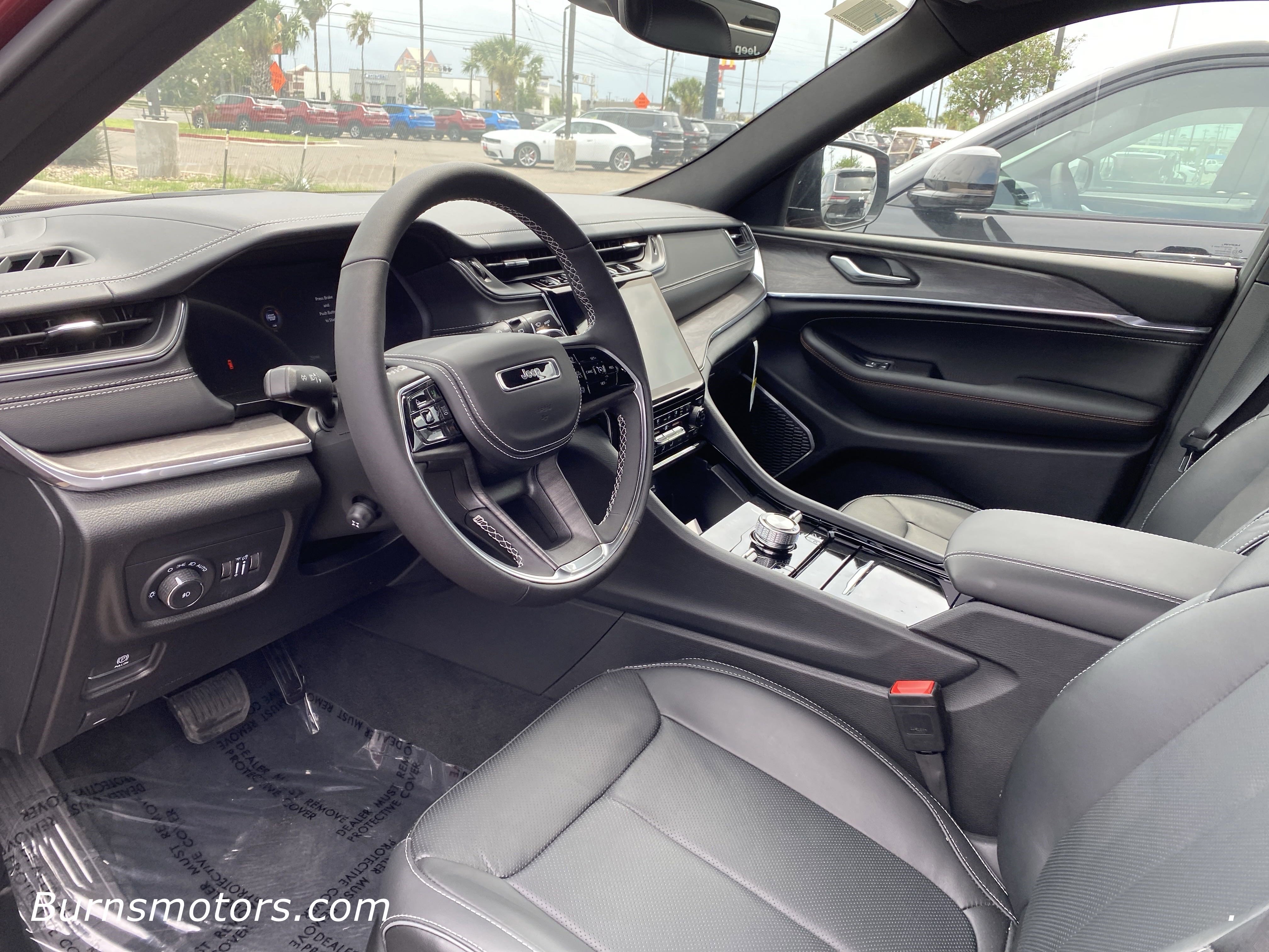 2025 Jeep Grand Cherokee Overland photo 2