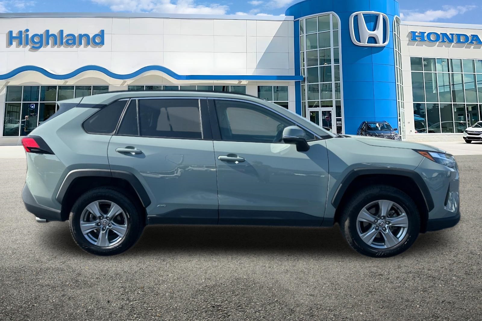 2022 Toyota RAV4 Hybrid XLE photo 3