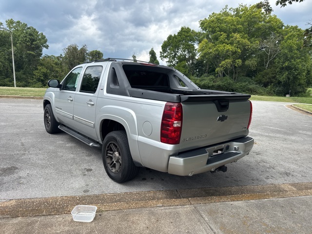 2011 Chevrolet Avalanche LT photo 2