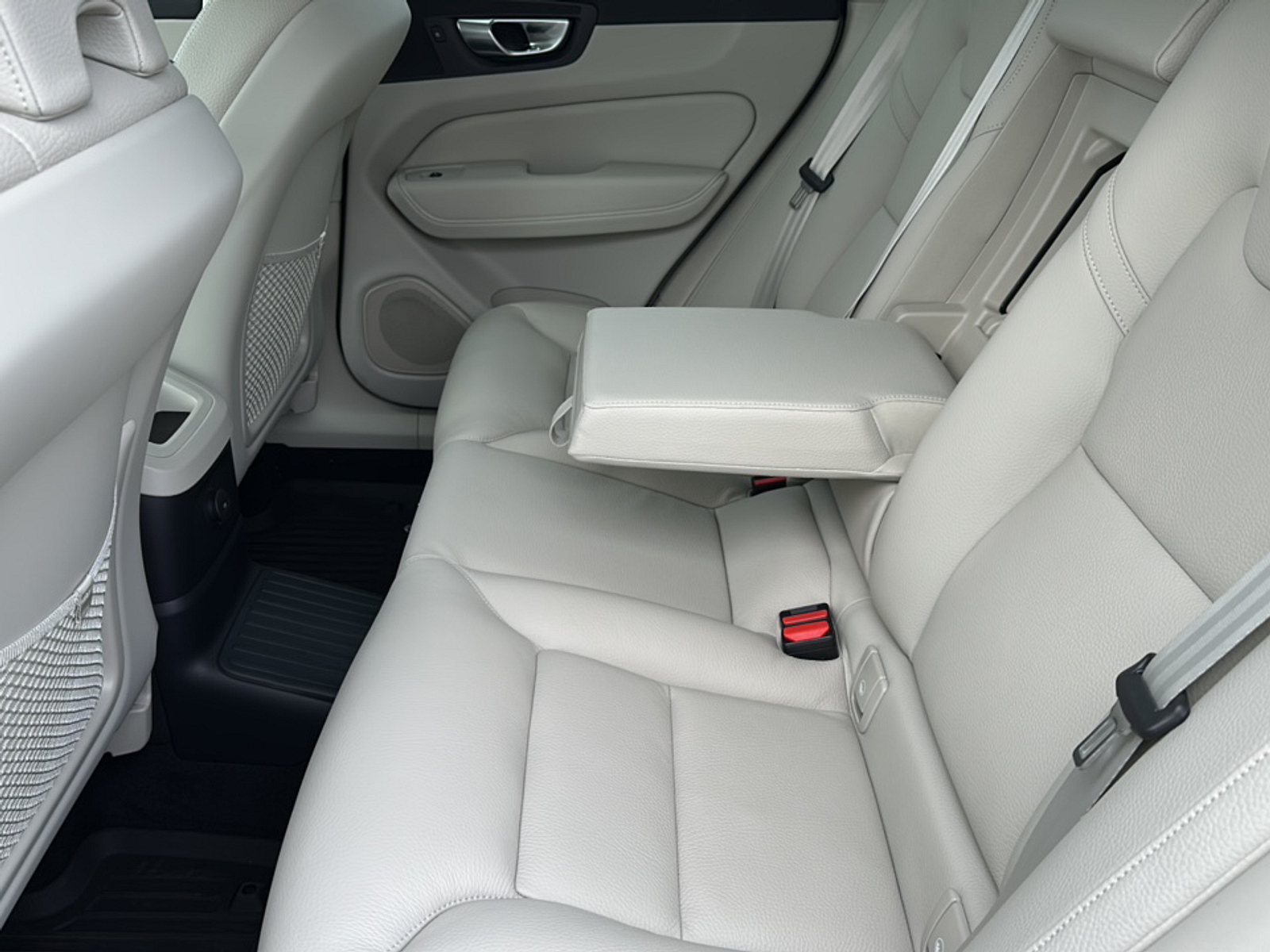 2024 Volvo XC60 Recharge Hybrid T8 Plus photo 10