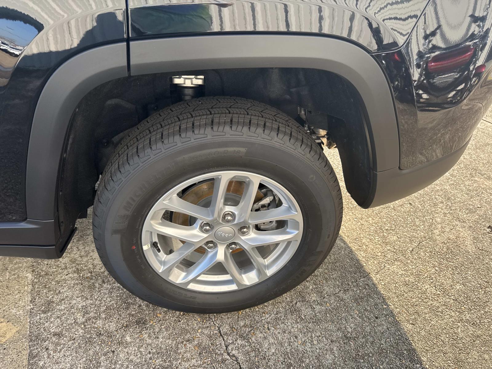 2025 Jeep Grand Cherokee Laredo X photo 3