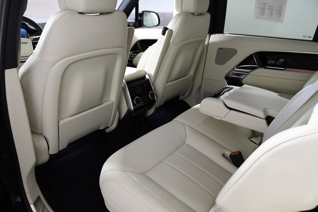 2023 Land Rover Range Rover SE photo 23