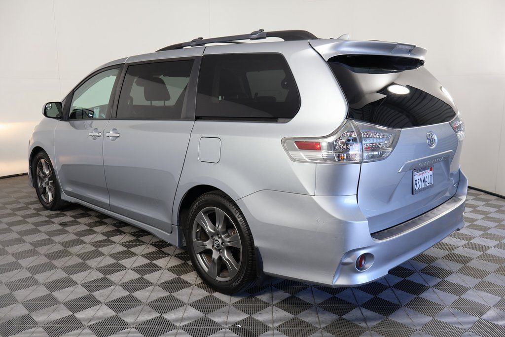 2020 Toyota Sienna SE photo 3
