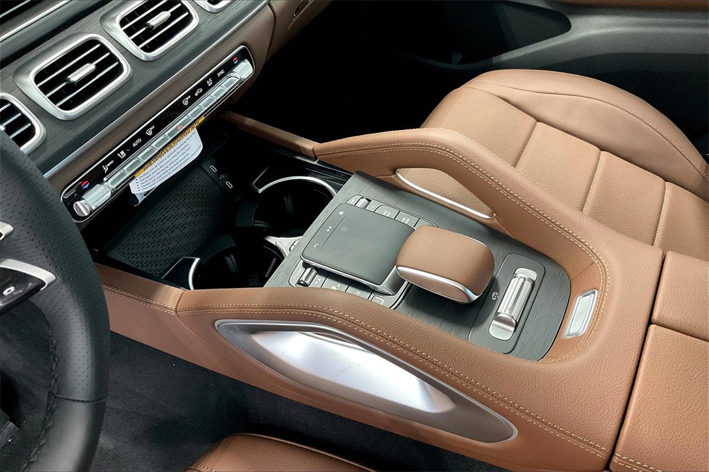 2026 Mercedes Benz GLS 450 4MATIC photo 4